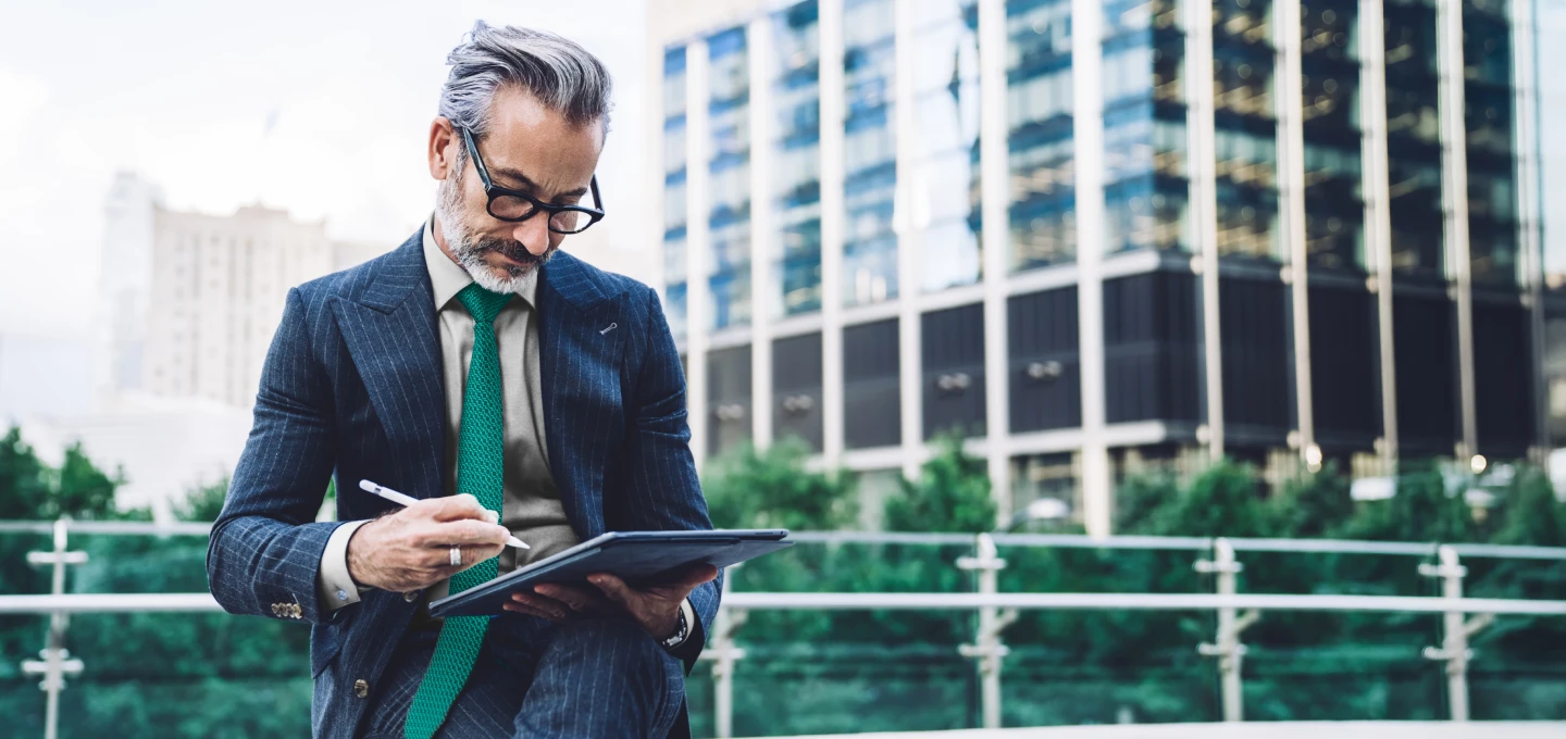 Person working with his laptop